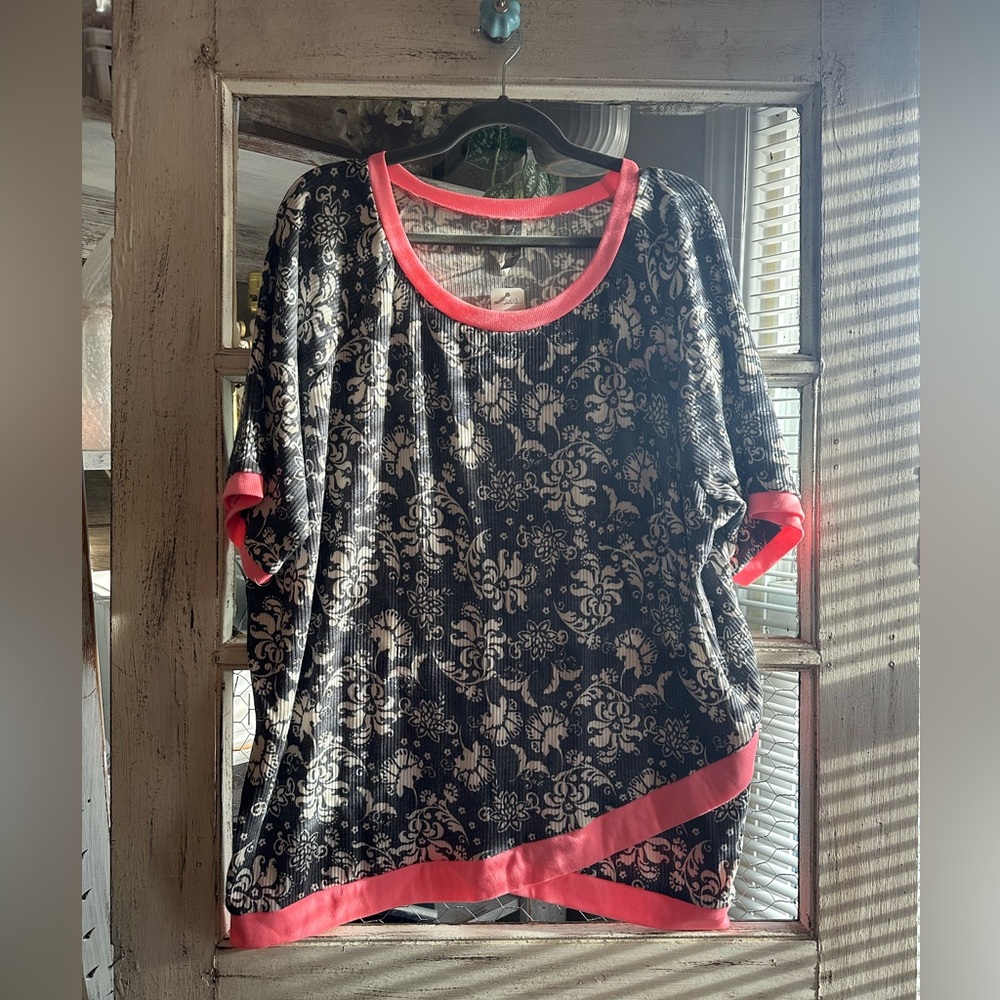 B4 NWT Honeyme Curvy | Gray and Pink Floral Short Sleeve Top